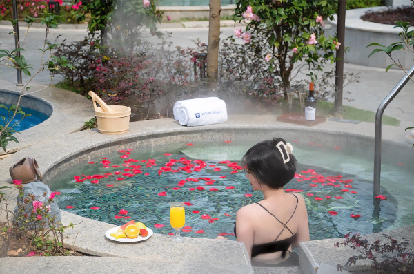 Cold Air Fuels Warm Winter Economy: Longmen’s Hot Spring Market Ushered in the Golden Season for “Hot Spring Bathing”