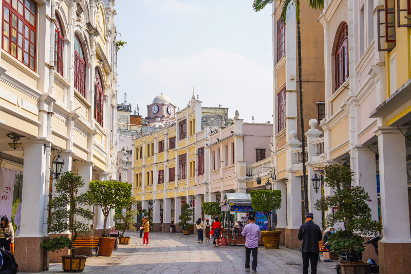 Arcades Mirror the Qijiang River, Century-Old Sunwen West Road: A One-Stop Guide to the Fireworks and Elegance of Zhongshan’s National-Level Cultural and Tourism Block