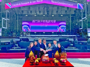 Organizers and Guests Host the Roast Pig Cutting Ceremony