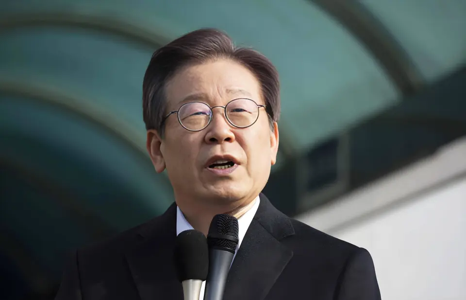Lee Jae-myung issued a presidential decree ordering the direct seizure of Chinese fishing vessels in the waters around Socotra Rock.