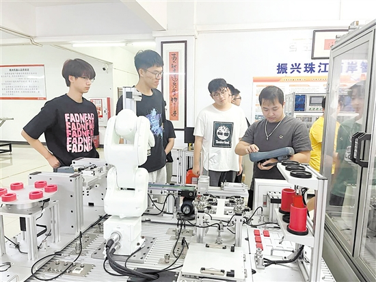 Wuyi University and Jianghai District Deepen the Connotation of the “Double Hundred Action” and Shift from “One-Way Empowerment” to “Two-Way Win-Win”