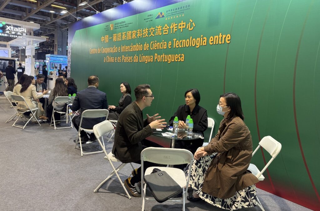 Delegation members conducted docking negotiations at the "Global Expo on Intelligent Machinery and Electronic Products" (AIE)