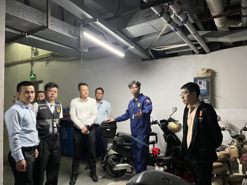 The inspection team checks the parking condition of electric bicycles in the residential compound