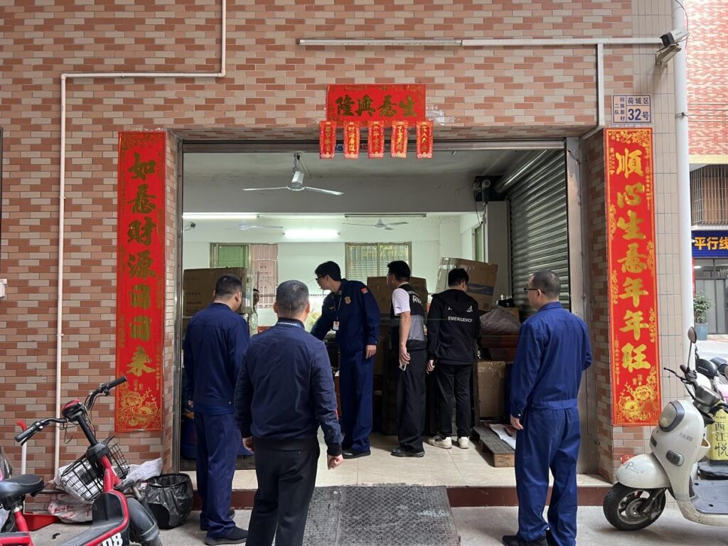 The inspection team helps the owners of self-built houses identify fire hazards