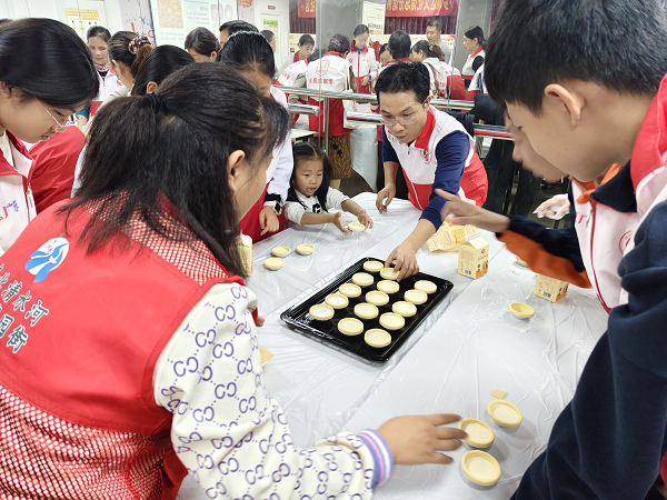 Caopuxi Community, Qingshuihe Sub-district, Luohu District Holds “Grateful for Walking Together, Baking for Sweetness” Volunteer Recognition Activity