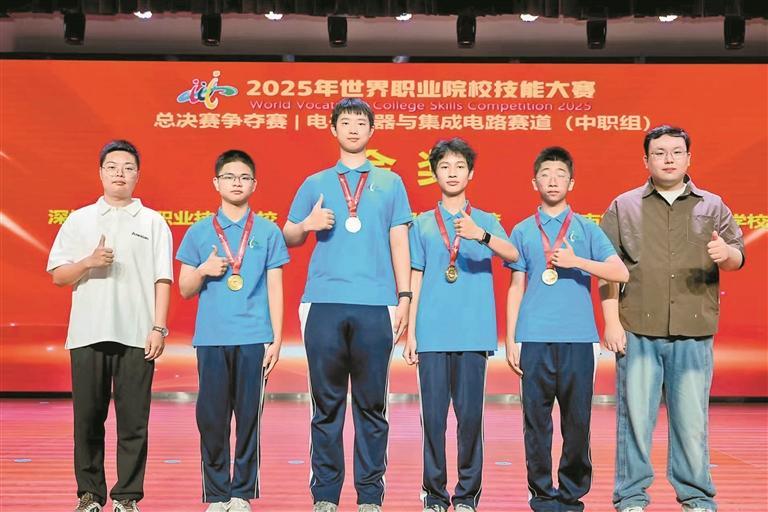 Han Jiong (third from right), a student of Shenzhen Polytechnic University.
