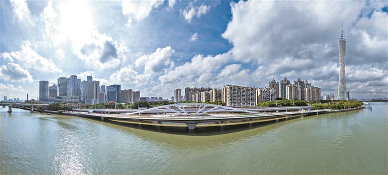 The Huangpu Yong Footbridge, connecting the Canton Tower Urban Living Room in the west and the Pazhou Digital Economy Pilot Zone in the east.