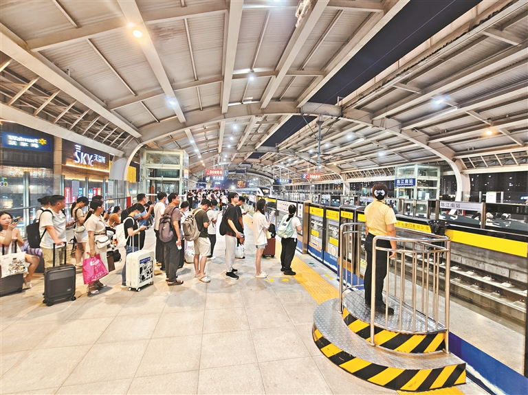 The passenger flow scene at a Guangdong Intercity Railway station.