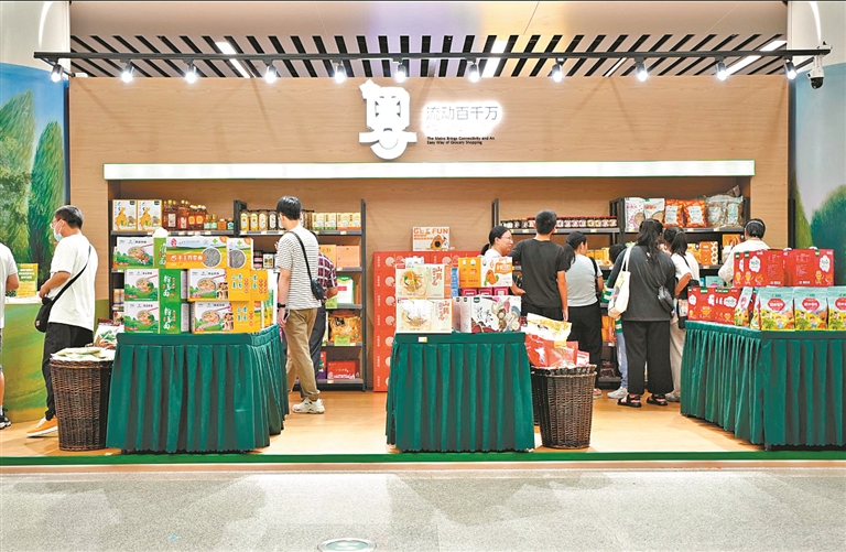 A "Mobile 100-1000-10000 Project" store inside a Guangzhou Metro station.