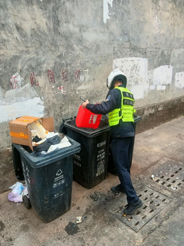 Encountering a Fire During Patrol, Special Patrol Officers Turn Into "Firefighters" to Defuse the Danger