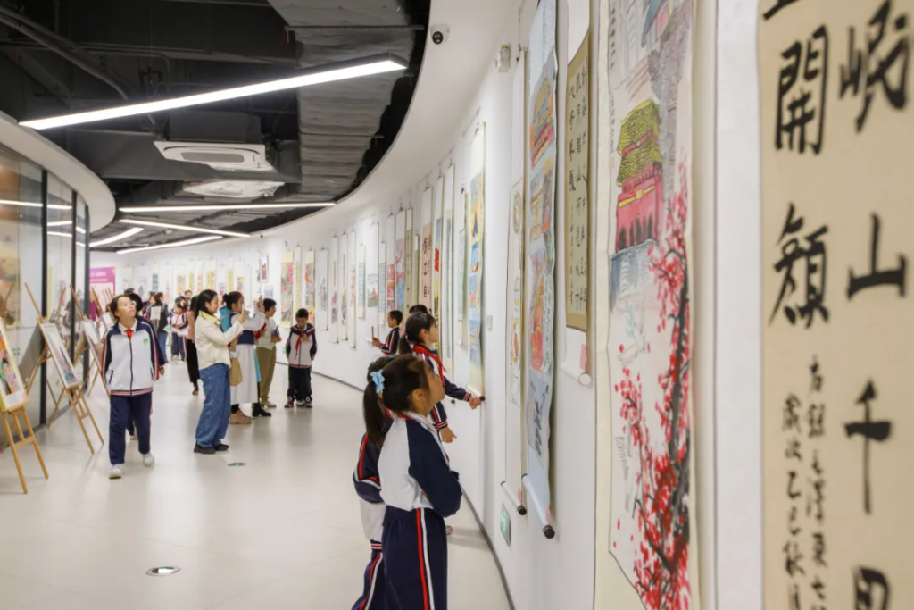"Holding Big Hands in Small Hands, Following the Party Forever" Calligraphy and Painting Exhibition Opens in Guancheng