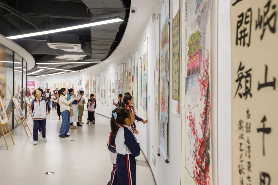 “Holding Big Hands in Small Hands, Following the Party Forever” Calligraphy and Painting Exhibition Opens in Guancheng