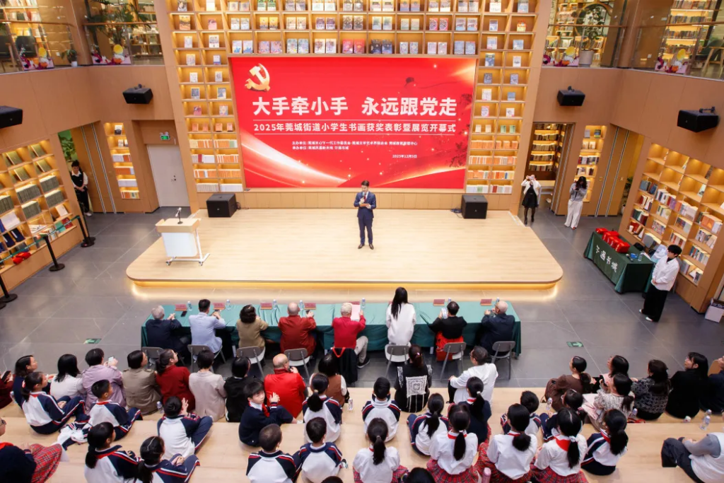 "Holding Big Hands in Small Hands, Following the Party Forever" Calligraphy and Painting Exhibition Opens in Guancheng