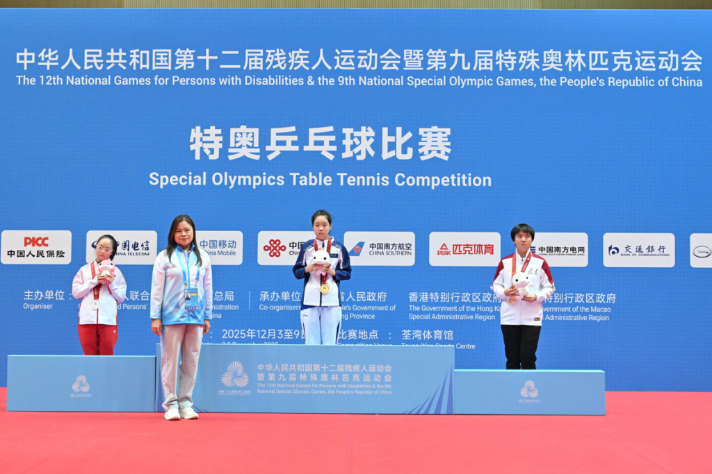 Outstanding Performance: Secretary for Culture, Sports and Tourism, Rosanna Law Shuk-pui (second from left), presents an award to a female Special Olympics table tennis singles medalist.