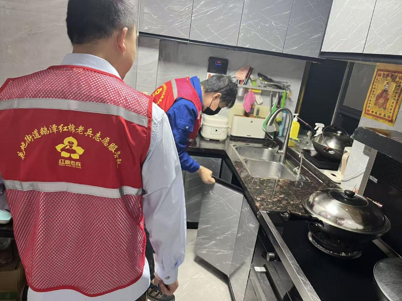 Huadi Street: Hongmian Veteran Volunteers Walk Together to Build a Solid Line of Defense for Residents' Home Safety