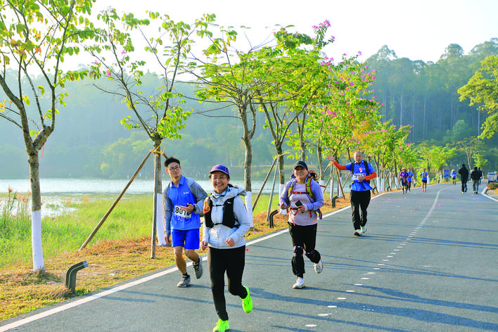 Hikers gather on the Xi'gang Reservoir Greenway for a wonderful outdoor sports rendezvous.