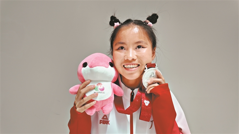 Wearing a "Nezha hairstyle" to participate in the competition made Huang Zengli happy.