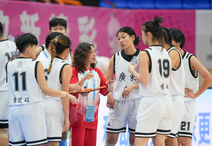Photo shows players from the Guangdong team communicating during a timeout.