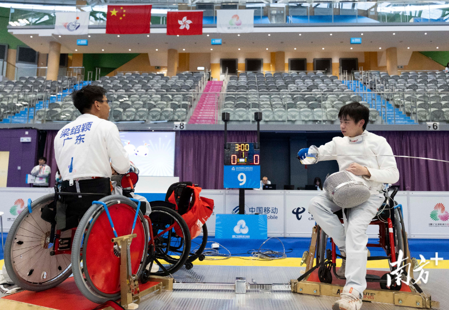 Liang Shaoying (left) and Xia Yongjun (right), wheelchair fencing athletes from Guangdong, acclimatizing to the venue at the Ma On Shan Sports Centre in Hong Kong.