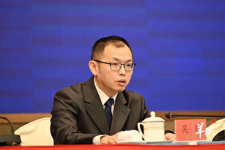 Powering the Development of the Guangdong-Hong Kong-Macao Greater Bay Area: Guangzhou's Dual-Dimensional Driving Force