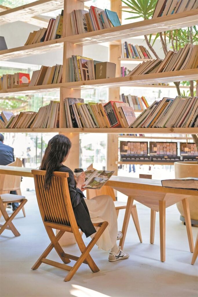 Citizens read quietly at the Eucalyptus and Pine Art Book Bar in Bijia Mountain Park.