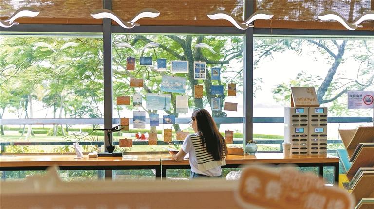At the Egret Slope Book Bar in Shenzhen Bay Park, visitors can look up at the sea and bow their heads to read.