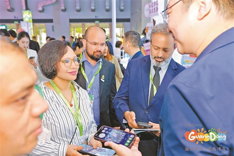 At the travel mart, the Shenzhen exhibition area attracted numerous guests from home and abroad with the in-depth integration of cutting-edge technologies and multicultural applications.