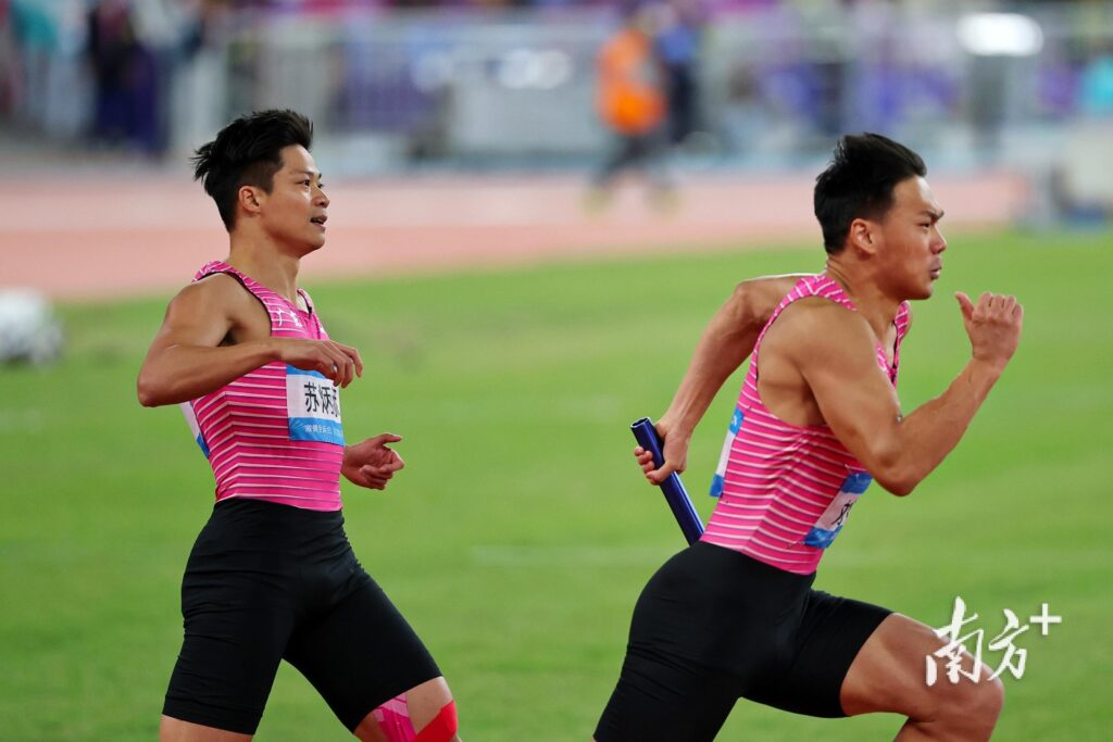 On the closing night of the track and field events of the 15th National Games on November 20, in the men's 4×400m relay final, Su Bingtian of the Guangdong team stopped after passing the baton to Liu Hongxi.
