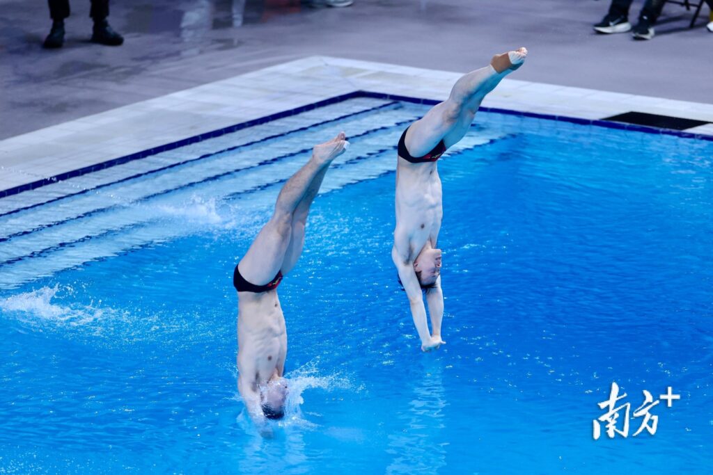 On November 6, Xie Siyi and Huang Bowen of the Guangdong team won the gold medal in the men's synchronized 3m springboard diving event.