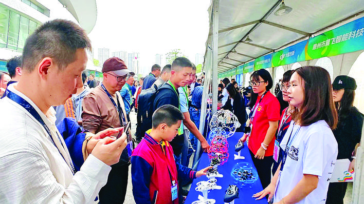 A UAV exhibition booth draws enthusiasts to stop and visit.