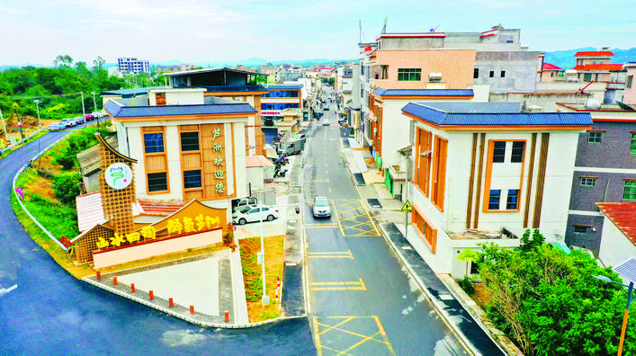 Entrance to Luzhou's beautiful town.