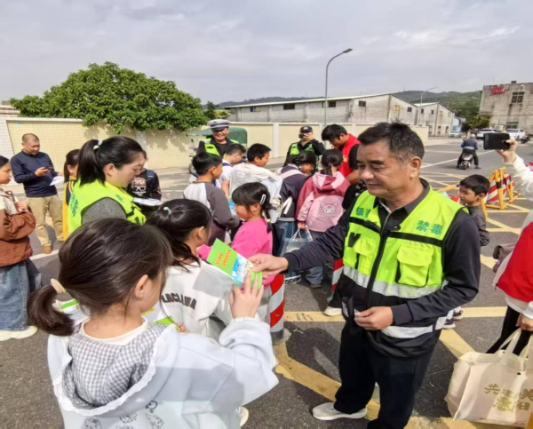 Zhenlong Town Carries Out Publicity and Education Campaign Titled “Building a Solid Campus Protection Wall, Safeguarding a Safe Path for Growth”