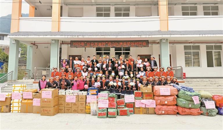 In 2025, Fuyong’s signature "Charity Journey Across Miles" project delivered over 7,400 pieces of charitable supplies and teaching equipment to mountainous areas.